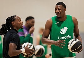 Aficionados comparten sus sensaciones en Las Palmas antes del partido..