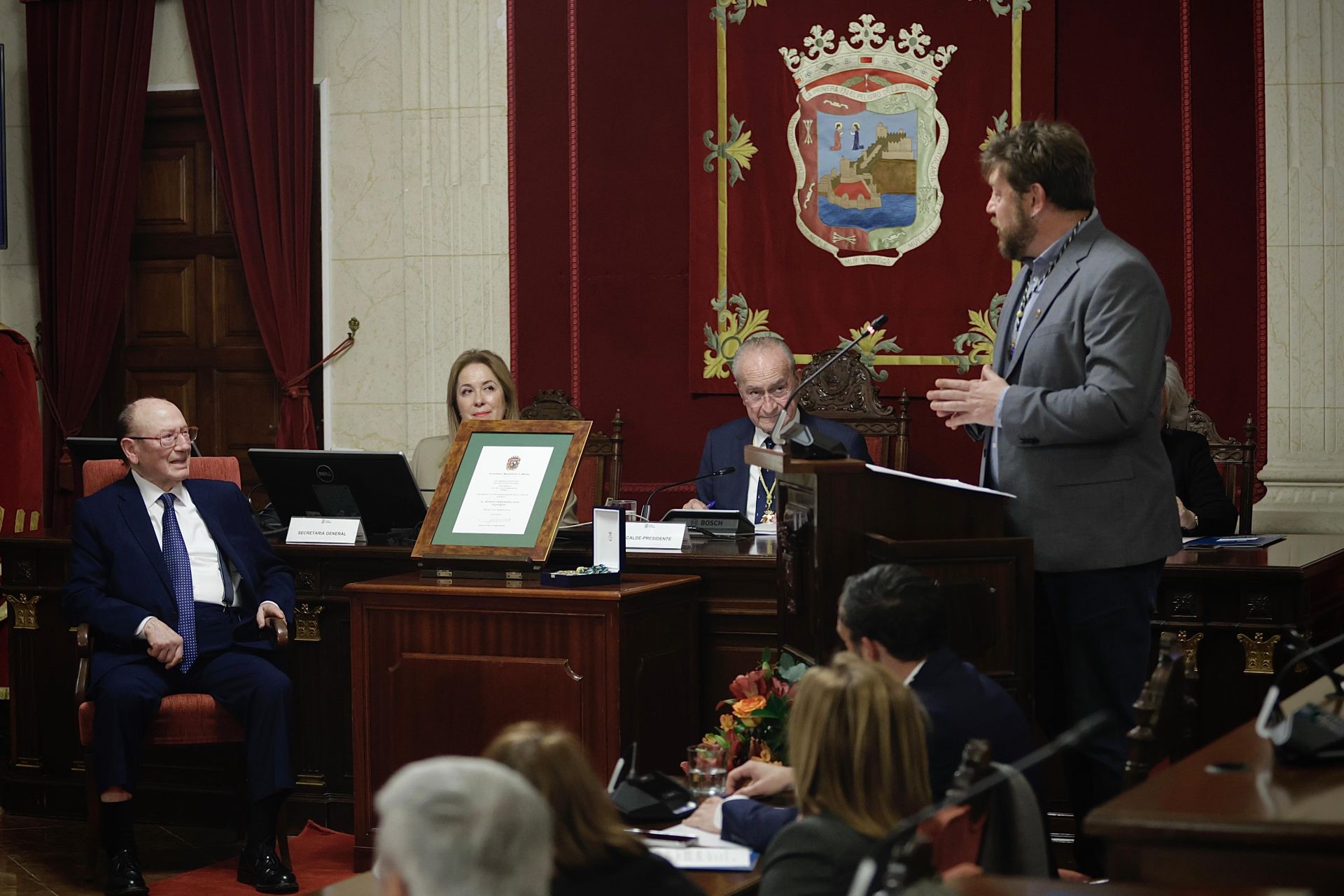 La Medalla de la Ciudad de Málaga a Fosforito, en imágenes