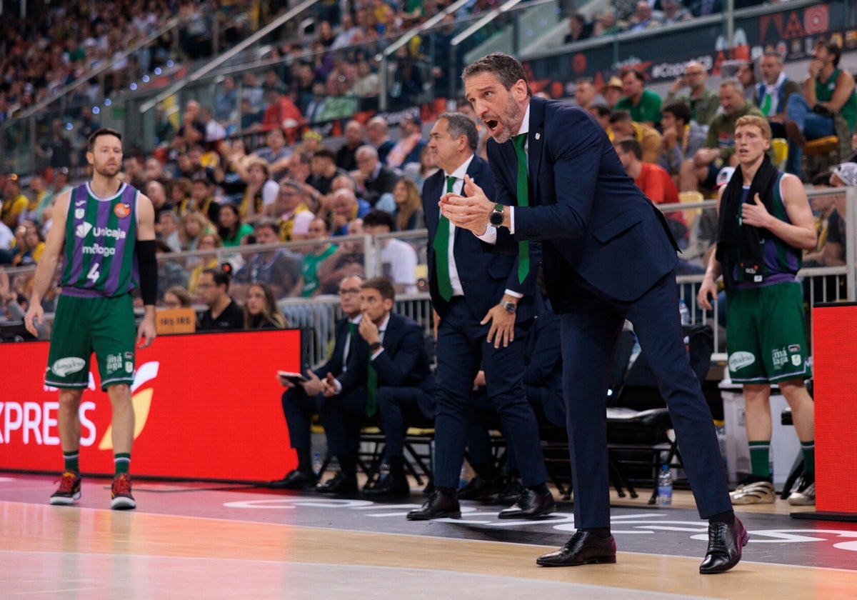 Ibon Navarro arenga a sus jugadores durante el Unicaja-Tenerife.