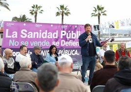 Nico Sguiglia, portavoz de Grupo Municipal Con Málaga Podemos-IU, presentando el coloquio en defensa de la sanidad pública.