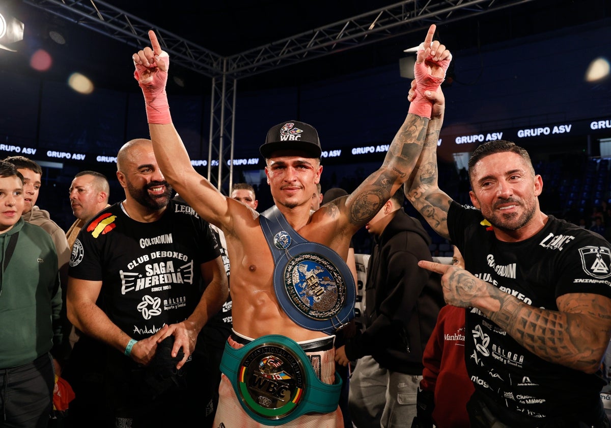 Samuel Molina celebra con sus dos cinturones colgados, el de campeon de Europa EBU y el de campeón internacional WBC, en el Carpena.