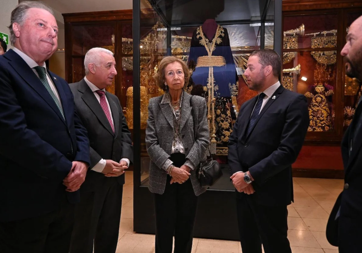 Su Majestad la Reina Doña Sofía, durante su visita a la casa hermandad de la Esperanza el Miércoles Santo de 2024.