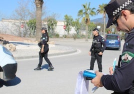 Agentes de la Policía Local de Mijas durante un control.