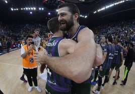 David Kravish es felicitado por Tyler Kalinoski tras el partido contra el Tenerife en la Copa.