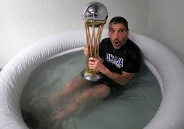 Ibon Navarro, con la Copa en un pequeño jacuzzi