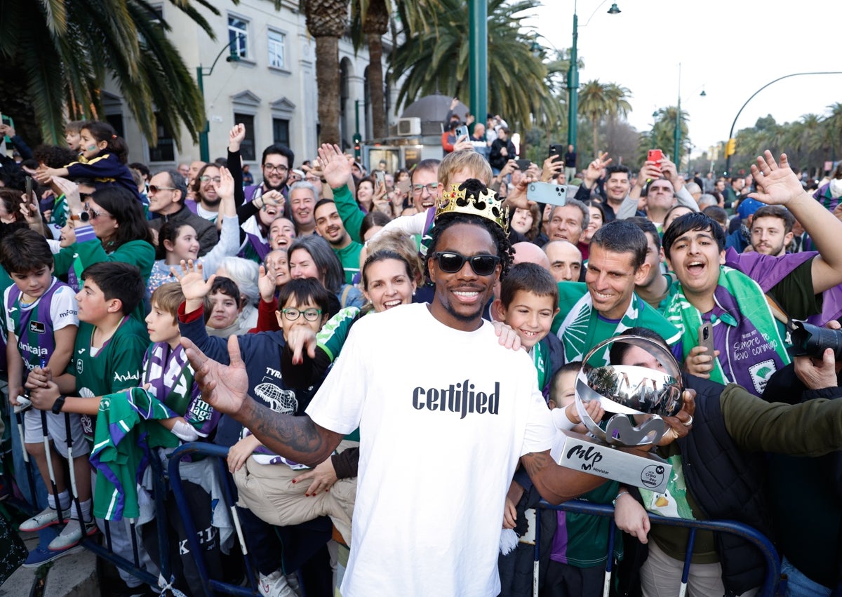 Imagen secundaria 1 - Málaga vibra con los flamantes campeones de la Copa