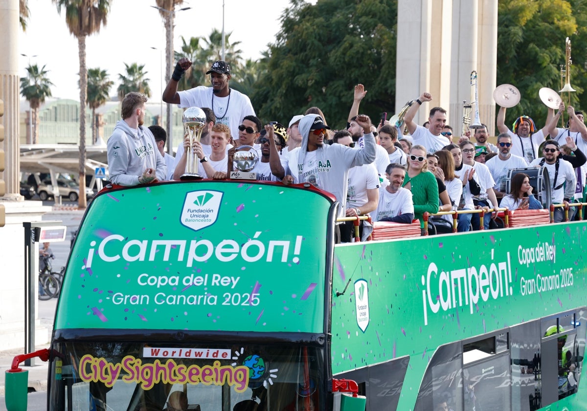 Imagen principal - Málaga vibra con los flamantes campeones de la Copa