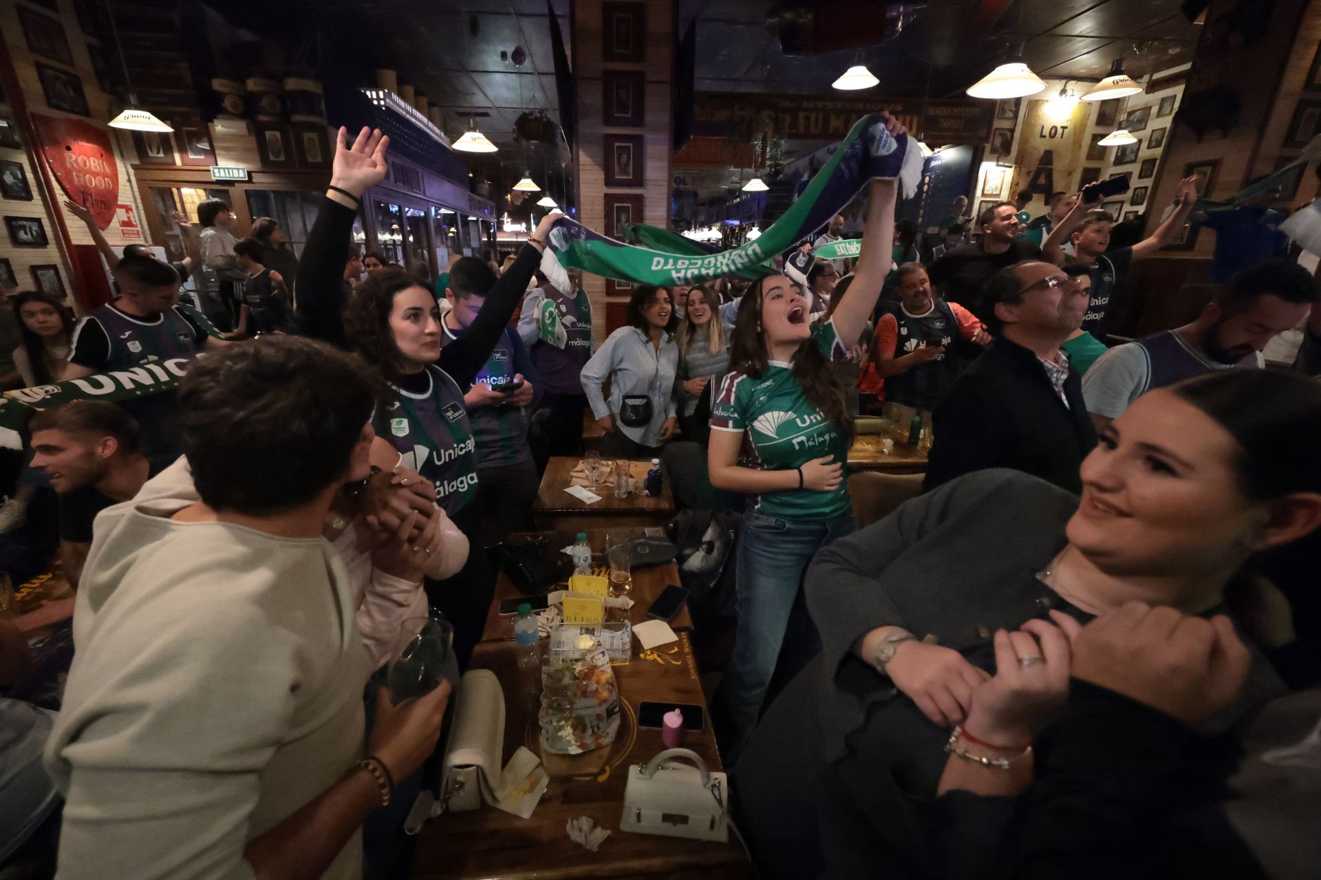 Celebración de los aficionados del título copero en el &#039;mini Carpena&#039;