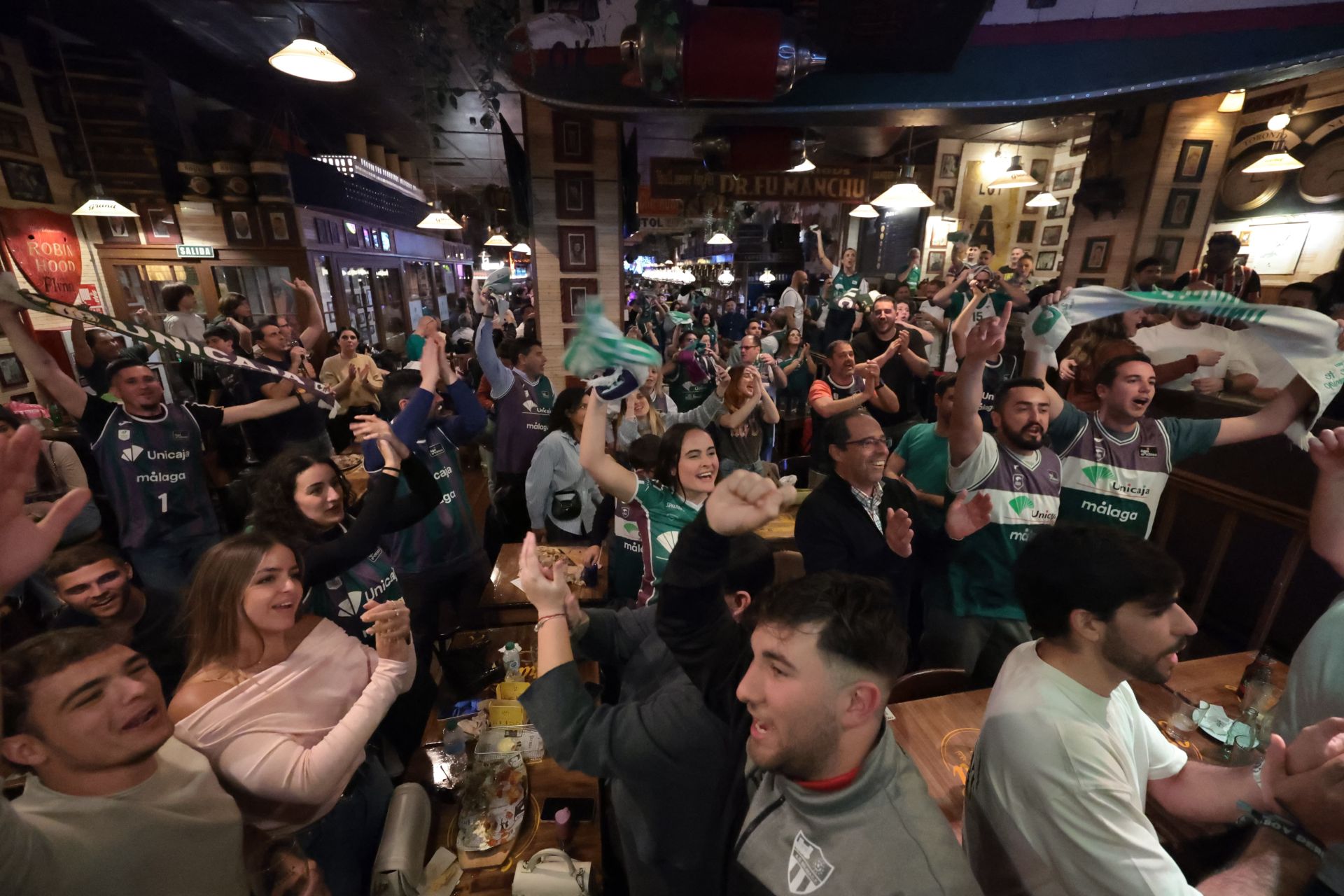 Celebración de los aficionados del título copero en el &#039;mini Carpena&#039;