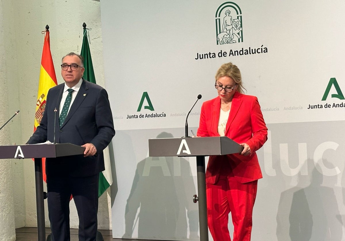 Bernal y Carolina España, tras la reunión del Consejo de Gobierno.