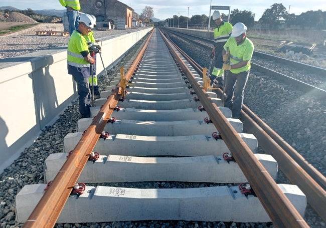 Operarios avanzan en la adaptación de la estación de Setenil, en la línea Bobadilla-Ronda-Algeciras.