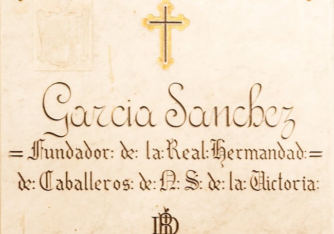 Lápida de Rafael García Sánchez en el interior de la iglesia de la Victoria.