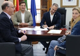 El alcalde firma la compra de la parcela.