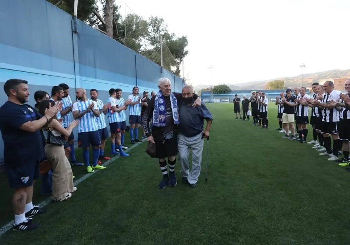 Ibarreche, en mayo de 2022 junto a Ben Barek en un homenaje que se les tributó en un amistoso de veteranos en el Anexo entre el Málaga For Ever y el Galdácano.