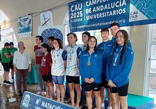 Entrega de medallas al equipo de natación de la UMA.