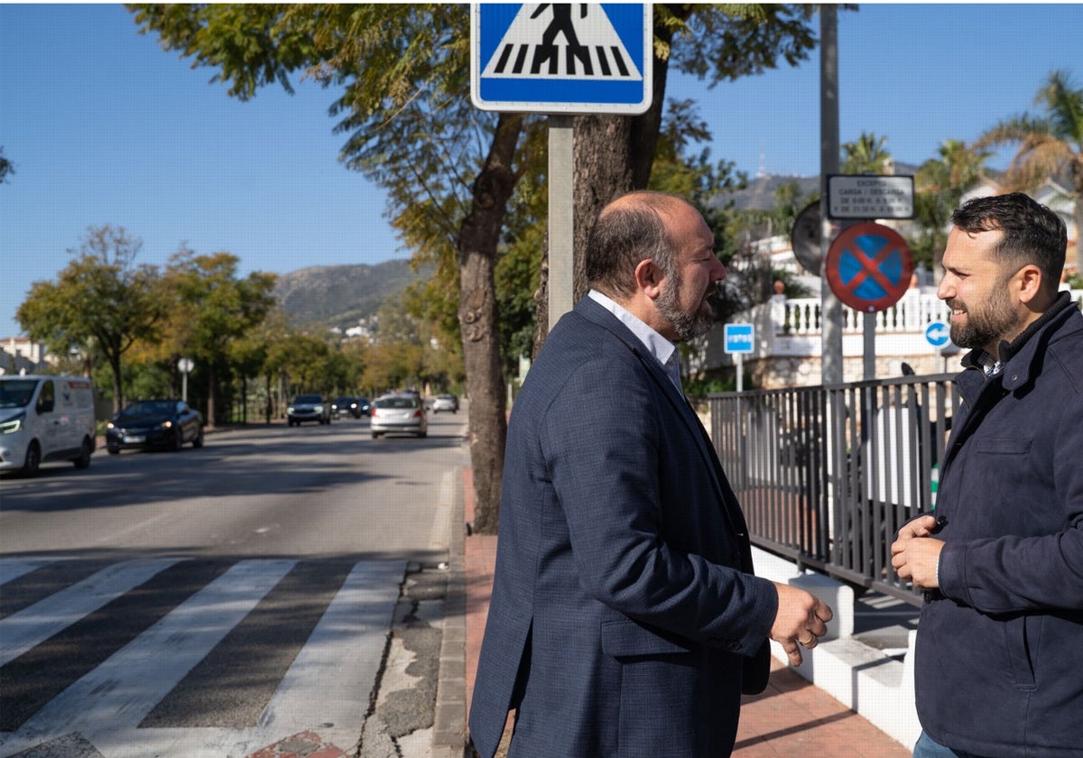 Los concejales de Movilidad y Servicios Operativos junto al paso de cebra de Arroyo Hondo.