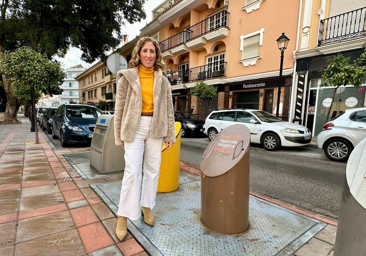 La concejal de Limpieza junto al contenedor marrón.