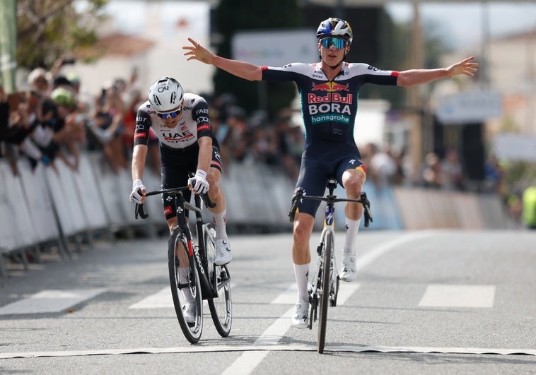 Van Gils celebra su triunfo ante su competidor, Wellens.