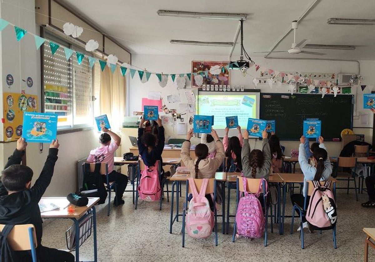 Escolares tras una de las charlas de concienciación de la importancia del turismo.