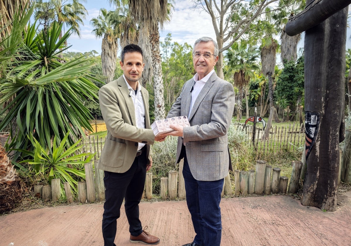 El alcalde, José María García Urbano, y el director de Selwo Aventura, Alberto Martín.