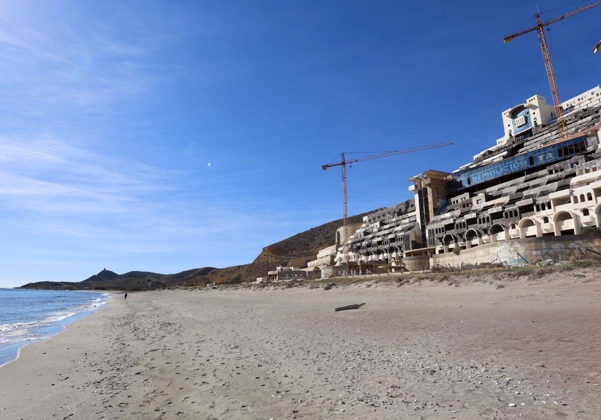 La Junta se reunirá con el Gobierno para acelerar el fin del Algarrobico