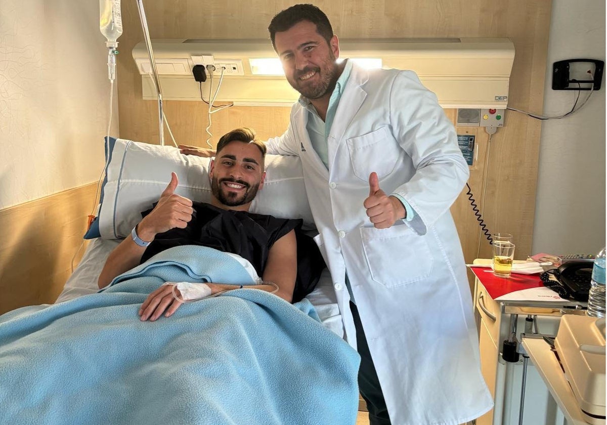 Luis Muñoz posa sonriente con el doctor Abel Gómez tras la intervención quirúrgica.