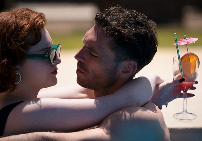 Hannah Onslow y James Nelson-Joyce, disfrutando en una piscina de Marbella.