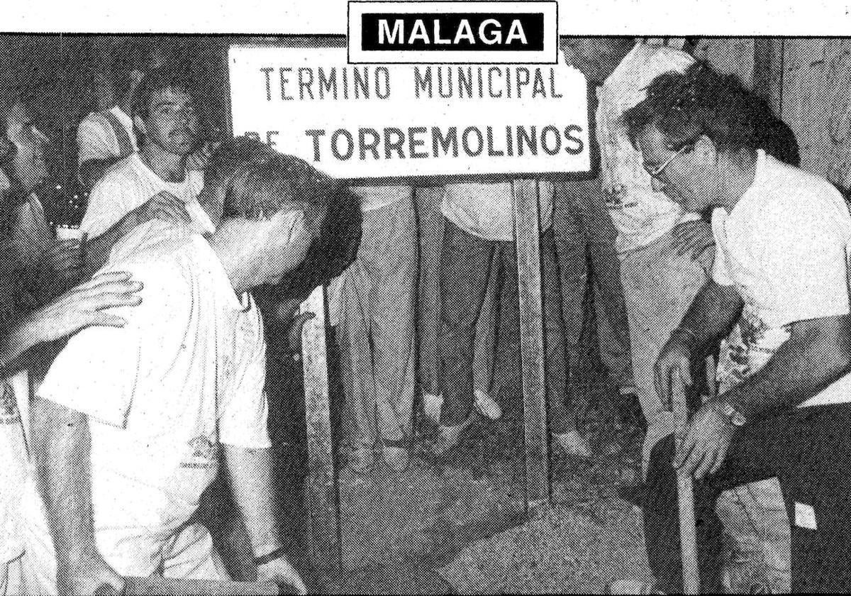 Miembros de la Junta Pro Autonomía colocan un cartel que avisa del comienzo del término municipal de Torremolinos en las proximidades del Campamento Benítez