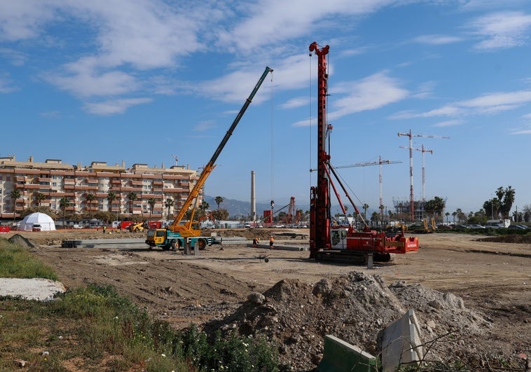 Obras de cimentación de los primeros edificios de la Alfonso X El Sabio en La Térmica.