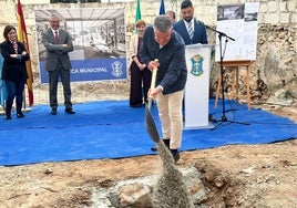 El alcalde de Nerja, José Alberto Armijo, y el presidente de la Diputación, Francisco Salado, este jueves en el acto de colocación de la primera piedra.