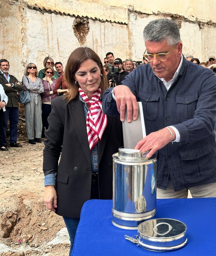 Imagen secundaria 2 - Tres imágenes del acto de colocación de la primera piedra que ha tenido lugar este jueves en Nerja.