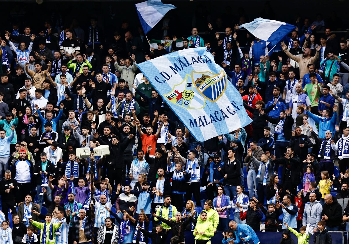 Aficionados del Málaga animan al equipo blanquiazul en el choque frente al Zaragoza.