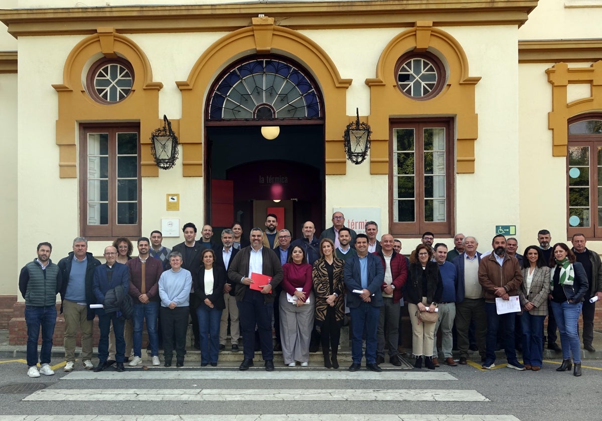 Alcaldes, portavoces y cargos socialistas a las puertas de La Térmica esta mañana.