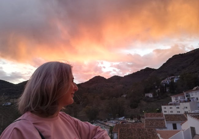 Mariana, en su terraza con vistas en Álora.