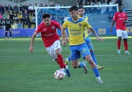 Ramón Blázquez, del Estepona, busca arrebatar el balón a un futbolista del Orihuela.