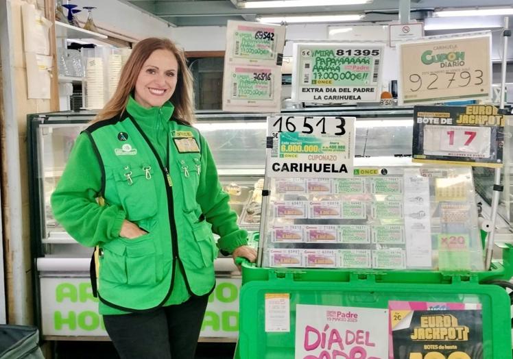 Ana Castillo -vendedora desde 2004- comercializó otros diez cupones premiados también con 35.000 euros en la calle Bulto de la Carihuela.