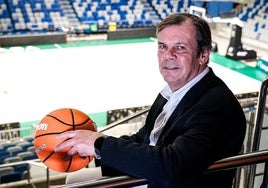 El director deportivo del Unicaja, Juanma Rodríguez, posa en el palco del Palacio de los Deportes.