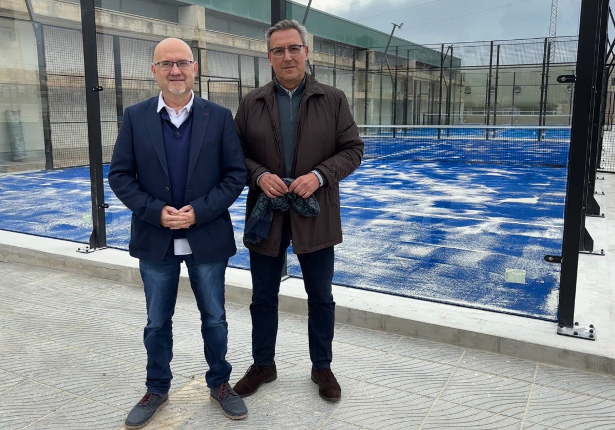 Los ediles Jesús Carlos Pérez Atencia y Manuel Gutiérrez, junto a las nuevas pistas.