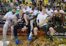 Los jugadores del Unicaja, sonrientes tras la victoria en la final de la Copa.