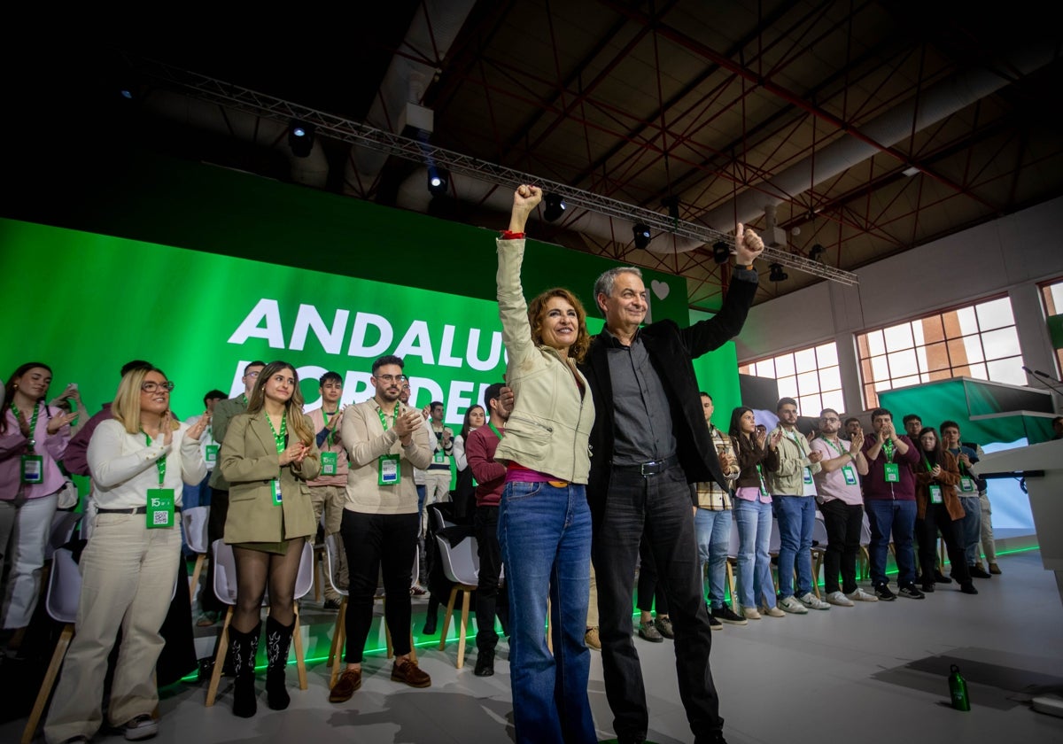 María Jesús Montero y Rodríguez Zapatero saludan a los asistentes en la apertura del congreso.