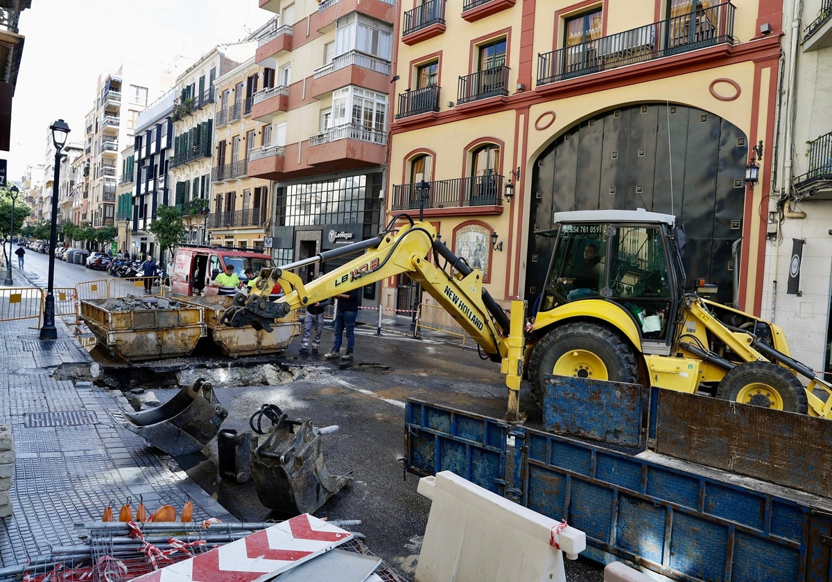 Los operarios ya han abierto una gran zanja para acceder al colector y recomponer la calzada.