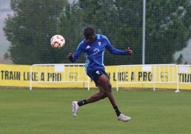 Moussa cabecea un balón durante un entrenamiento del Marbella.