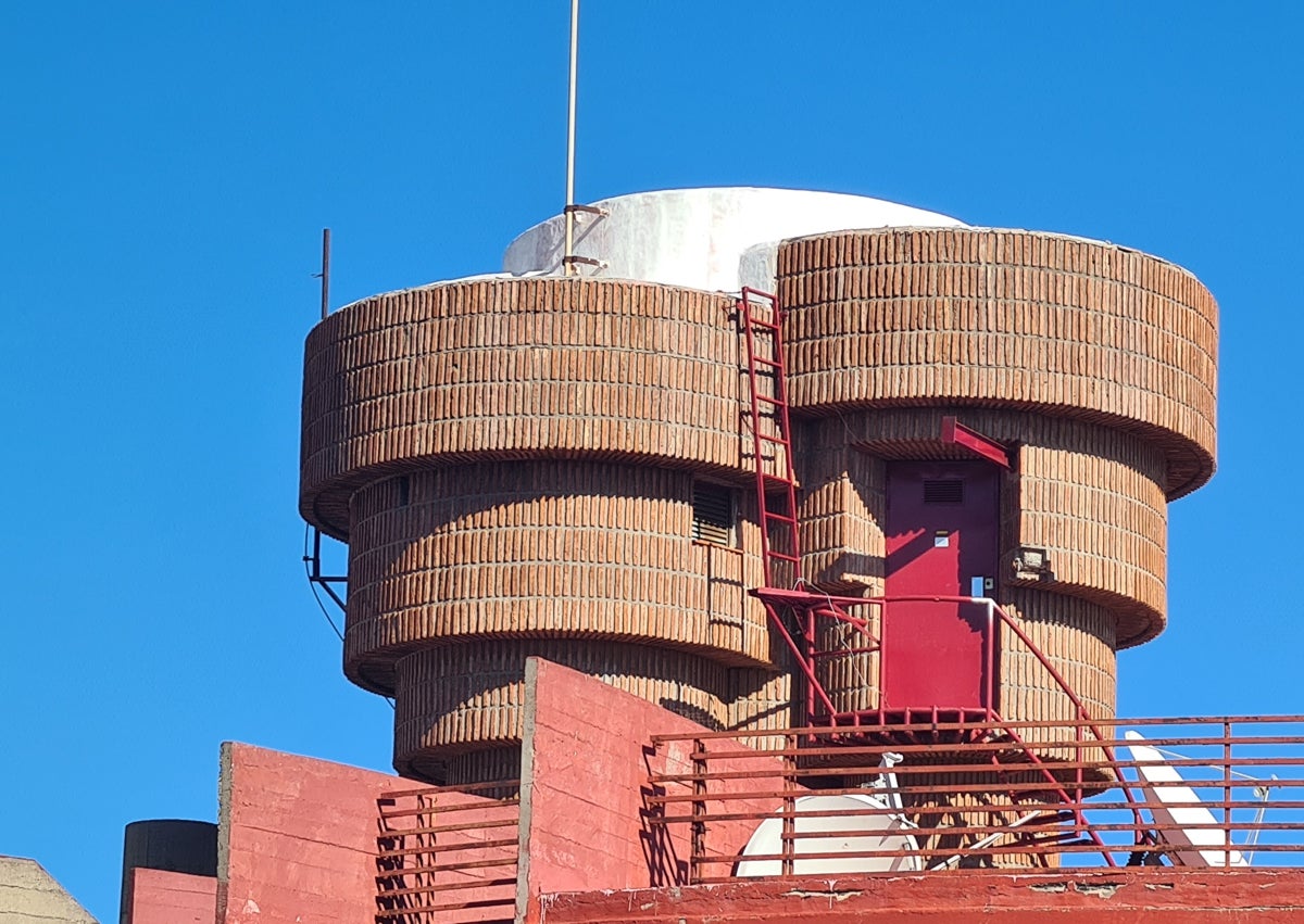 Imagen secundaria 1 - Los apartamentos, en su concepción, tenían la terraza al aire, sin cerramientos; unas estructuras formadas por circunferencias superpuestas ocultan la maquinaria de los ascensores y coronan las azoteas; los cilindros exteriores, que soportan las cargas sísmicas y del viento, alojan los servicios, tanto los baños y las cocinas, como una escalera de caracol que va desde el bajo hasta las cubiertas.