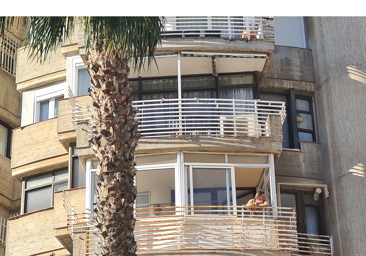 Imagen principal - Los apartamentos, en su concepción, tenían la terraza al aire, sin cerramientos; unas estructuras formadas por circunferencias superpuestas ocultan la maquinaria de los ascensores y coronan las azoteas; los cilindros exteriores, que soportan las cargas sísmicas y del viento, alojan los servicios, tanto los baños y las cocinas, como una escalera de caracol que va desde el bajo hasta las cubiertas.