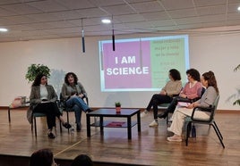 La mesa redonda en el IES Pintor José Hernández de Villanueva del Rosario.