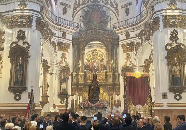 La Patrona de la diócesis delante de los Patronos de Málaga.