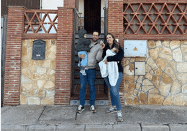 Sergio, Noelia y sus dos pequeños, en su nueva casa en Almogía.