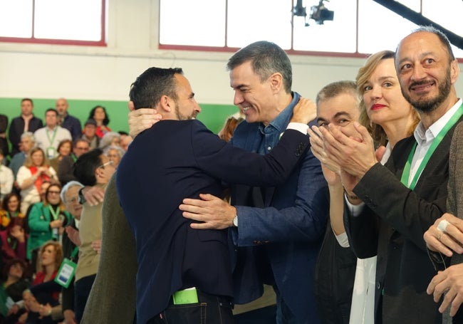 Dani Pérez saluda a Pedro Sánchez este domingo en la clausura del congreso de los socialistas andaluces.