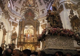 Momento en el que la Virgen de la Patrona pasa delante de los Santos Patronos de Málaga.