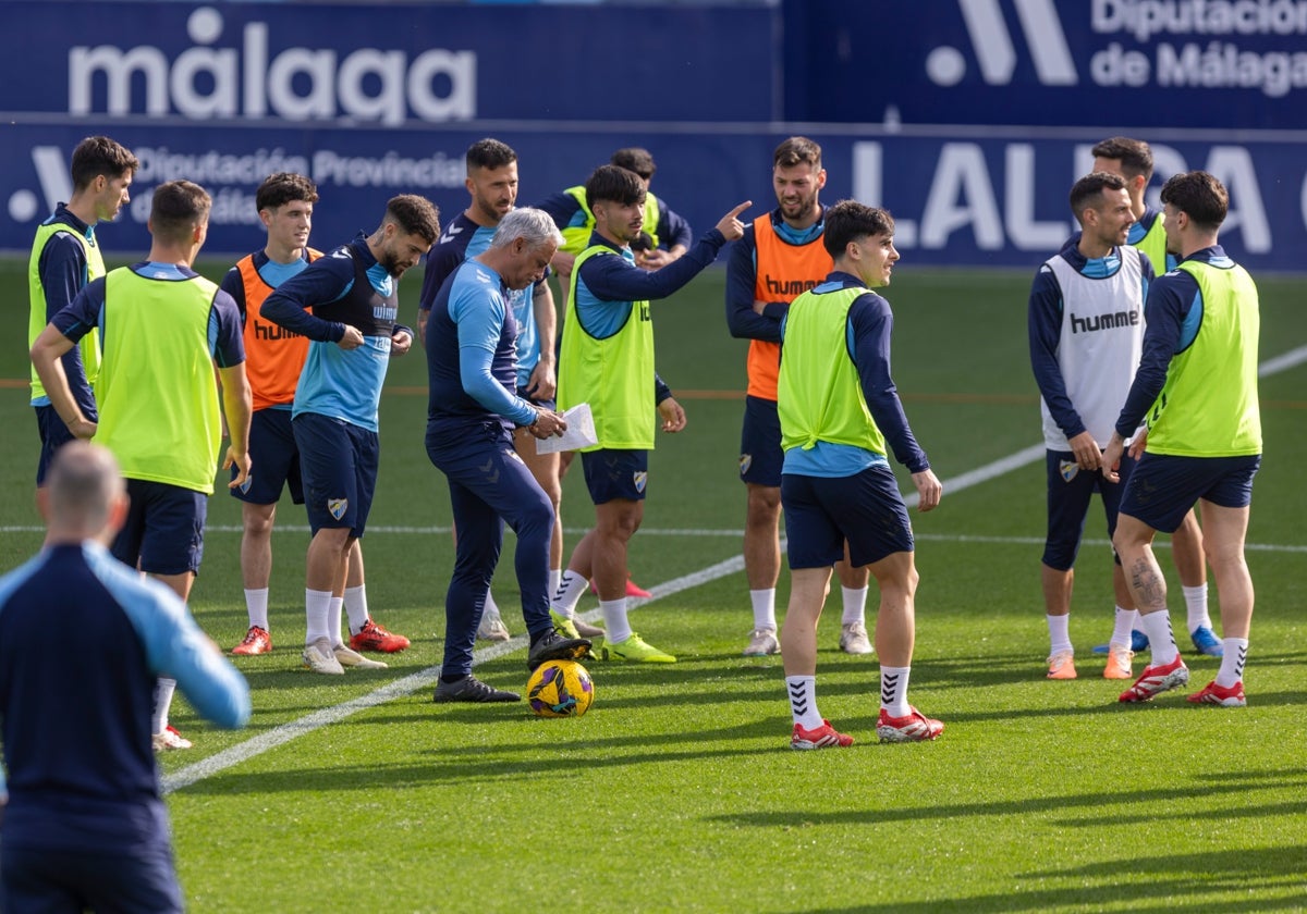 La plantilla del Málaga, durante un entrenamiento reciente en La Rosaleda.